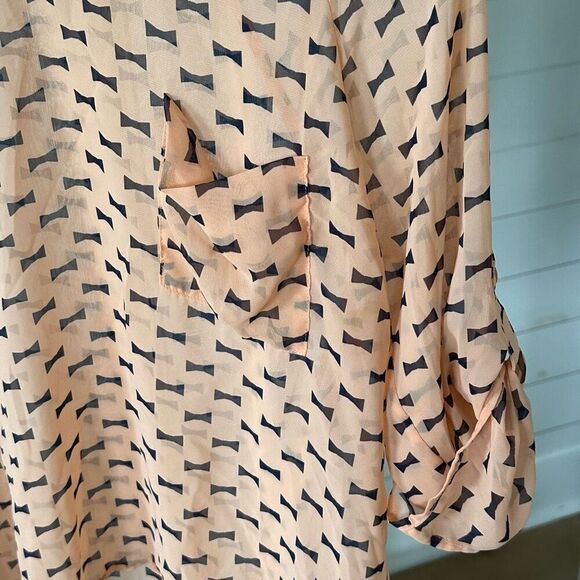 Semi sheer Collective Concepts mini bow tie print 3/4 sleeve blouse sz XS - Picture 2 of 7